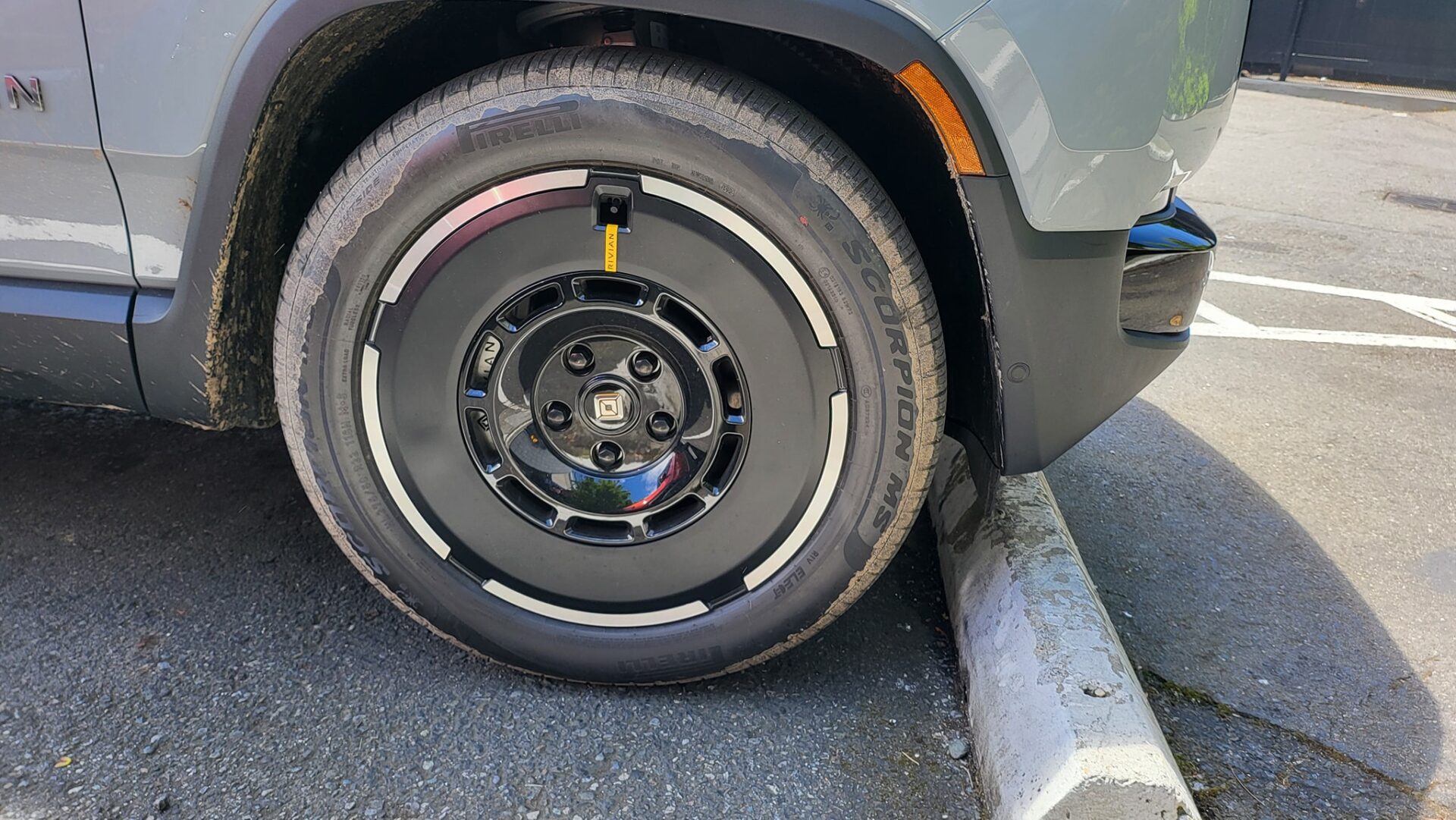 Removing Rivian R1s Flat Rims PHOTOS: Closest Look At The Refreshed Rivian R1S