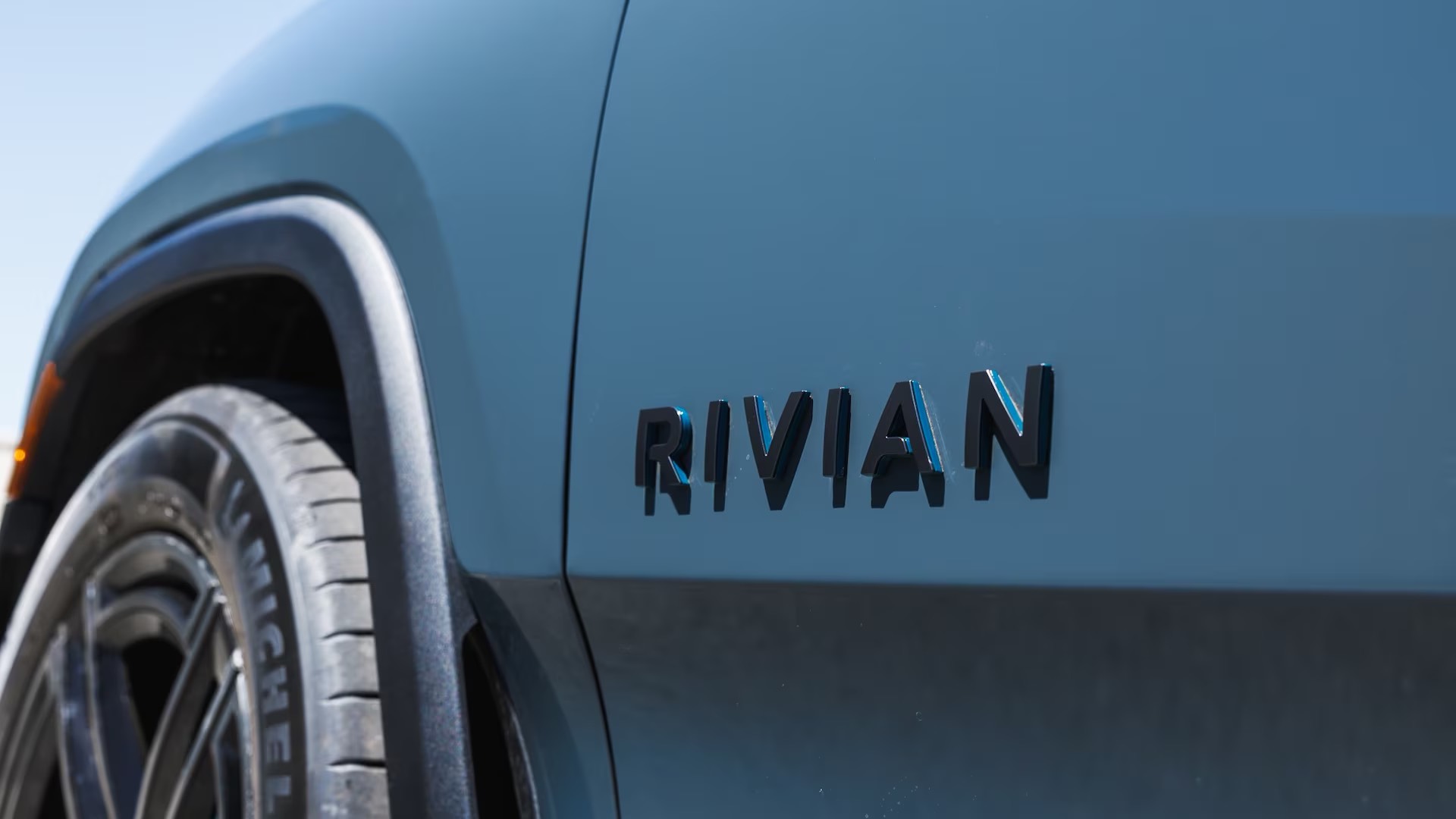 Rivian R1S Quad